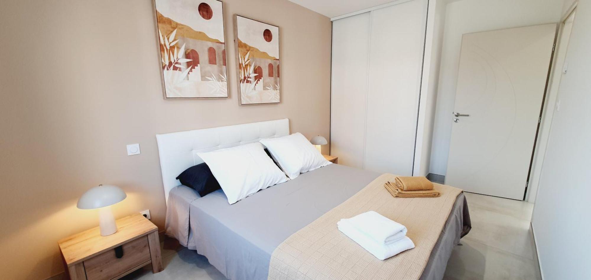 Moderne St Cyprien Village *